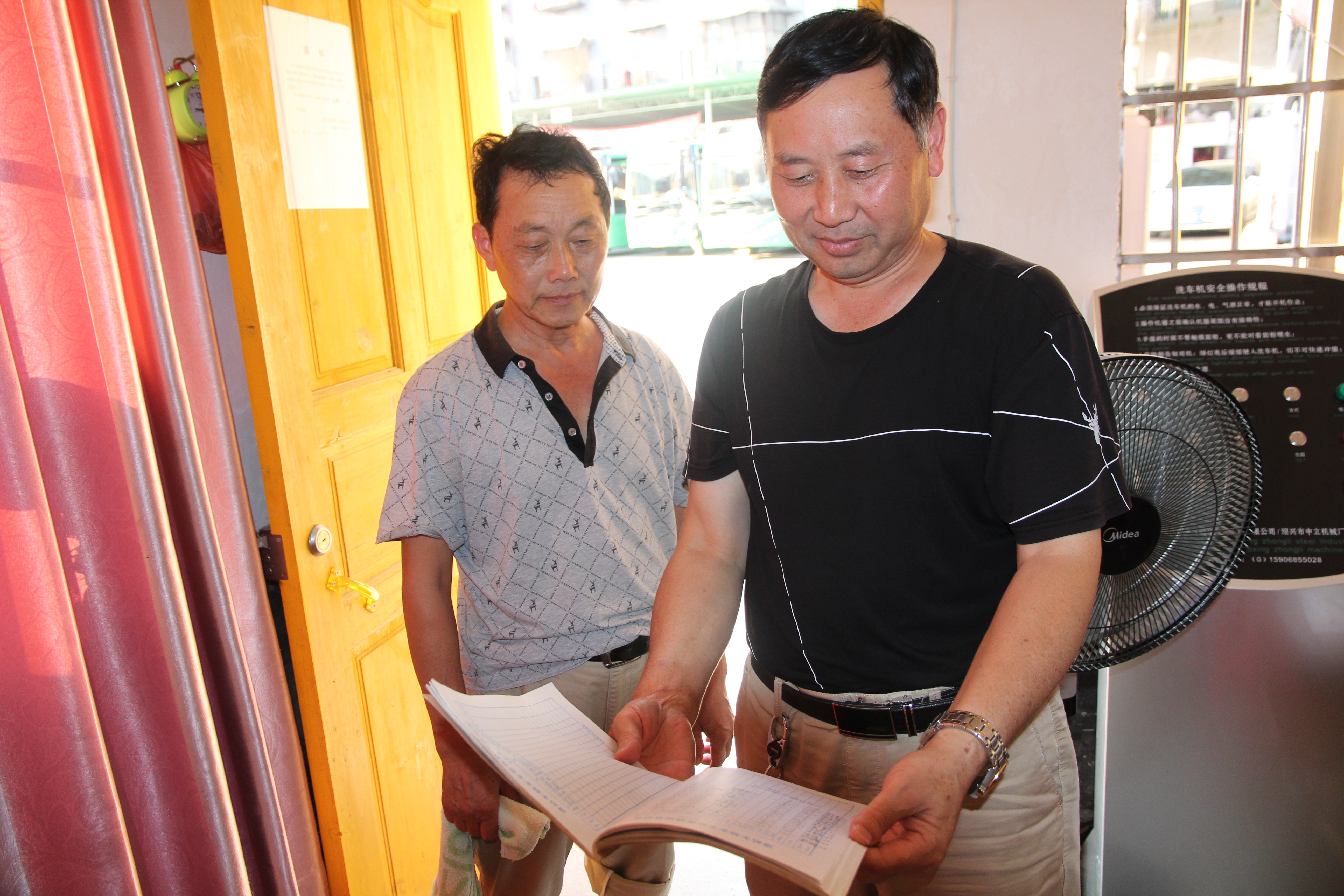 干工作就要盡力干好 ——記集團公司優(yōu)秀黨員、綏寧綠洲公汽公司經(jīng)理李茂良 祖   冠