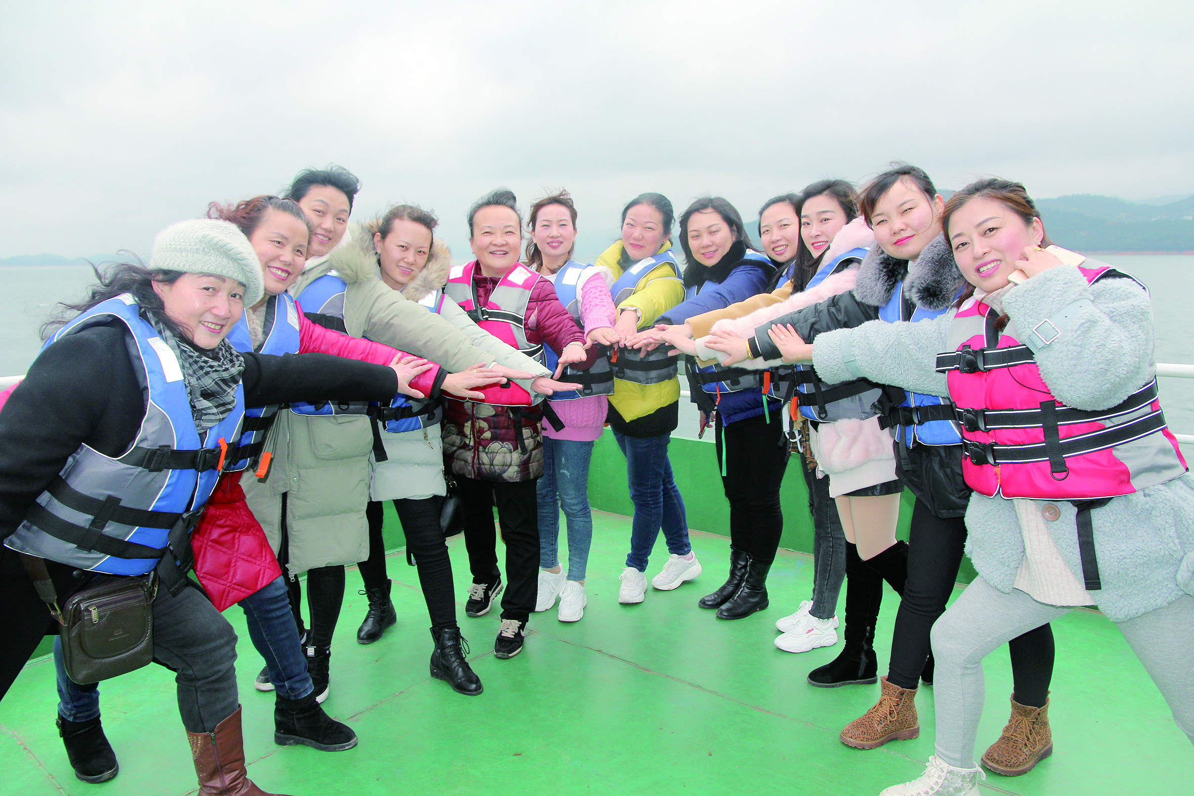 圖為女員工們在誓言：“我為邵陽湘運(yùn)加油，我與邵陽湘運(yùn)共存。”  李高雄  攝影報道