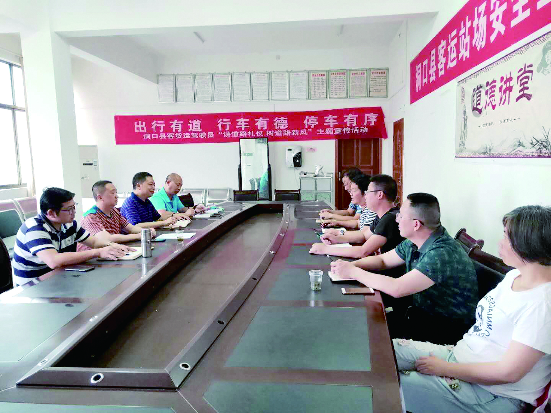 6月12日至13日，集團公司董事、副總經(jīng)理唐新宇率辦公室、房產(chǎn)基建、企管部門負責(zé)人深入分公司就門面合同等事項進行核查和清理，并對門面經(jīng)營狀況調(diào)研。據(jù)悉，兩天時間核對門面合同144份。 ? 為切實加強企業(yè)內(nèi)部管理，集團公司決定對全司門面管理開展清理，成立集團公司門面清理領(lǐng)導(dǎo)小組以抓好此項工作。圖為唐新宇（左二）在洞口客運分公司部署相關(guān)工作。 祖冠 攝影報道