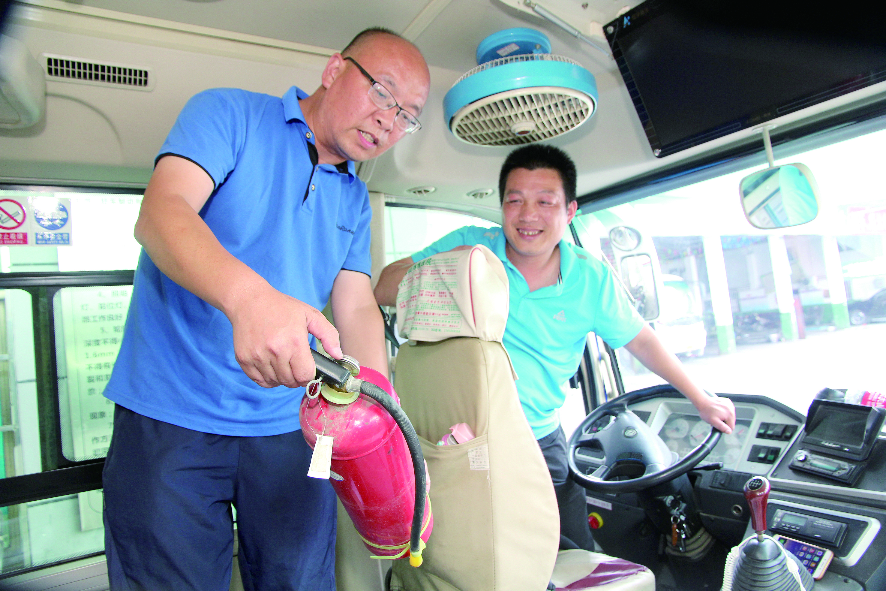 安全稽查兩不誤 ——記集團(tuán)公司優(yōu)秀共產(chǎn)黨員、隆回汽車西站副站長李擁政 肖秀華